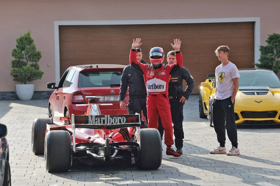 15 phút truy bắt lái xe đua F1 trên xa lộ CH Czech_1.jpg