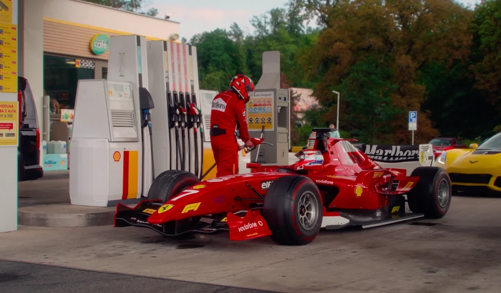 15 phút truy bắt lái xe đua F1 trên xa lộ CH Czech_4.png