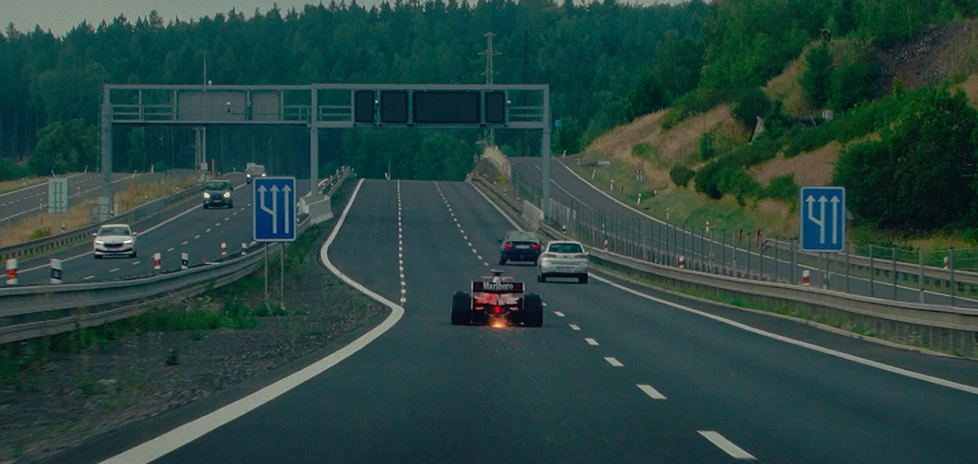 15 phút truy bắt lái xe đua F1 trên xa lộ CH Czech_6.png