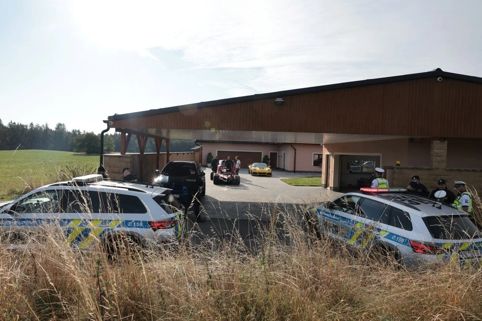 15 phút truy bắt lái xe đua F1 trên xa lộ CH Czech_7.jpg