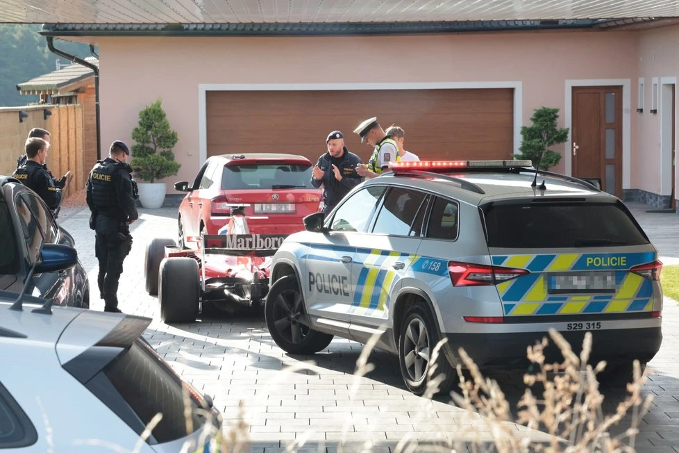 15 phút truy bắt lái xe đua F1 trên xa lộ CH Czech_8.jpg