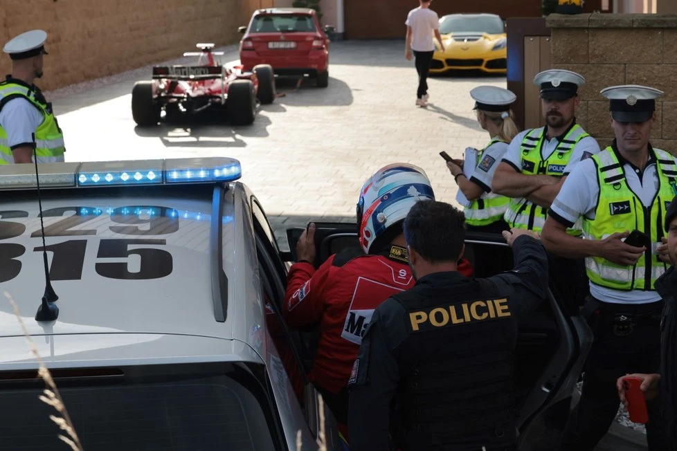 15 phút truy bắt lái xe đua F1 trên xa lộ CH Czech_9.jpg