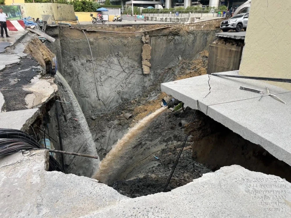 Hố sụt trước cửa bệnh viện Vajira, Bangkok_1.jpg