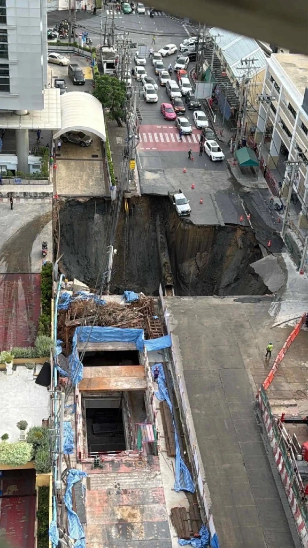 Hố sụt trước cửa bệnh viện Vajira, Bangkok_2.jpg