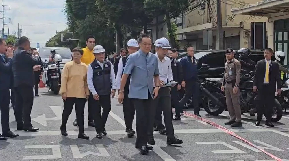 Thủ tướng Thái Lan thị sát hố sụt lún ở Bangkok.png