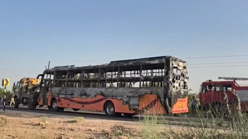 Xe khách bốc cháy giữa đường cao tốc được cẩu đi.png