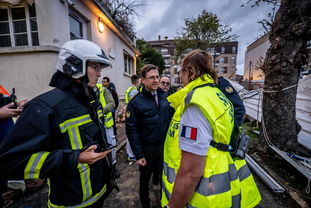 Lốc xoáy 'gần như tận thế' ở ngoại ô Paris, 10 người thương vong_2.jpg