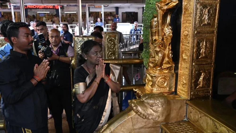 Tổng thống Ấn Độ Murmu tới thăm đền Ayyappa trên đồi Sabarimala.jpg