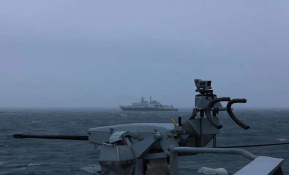 2011 Anh cáo buộc tàu tình báo Nga xâm nhập vùng biển, chiếu laser vào phi công.jpg