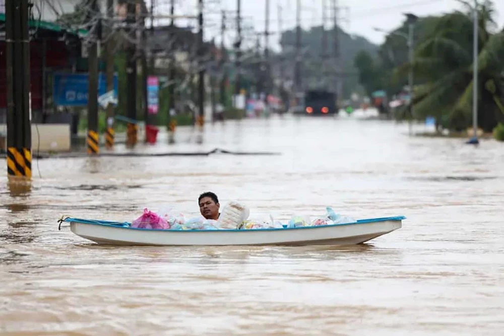 2711 Thái Lan dốc toàn lực, điều cả tàu sân bay hỗ trợ vùng bị lũ lụt ở miền nam_1.jpg