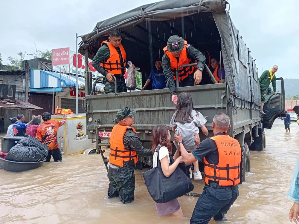 2711 Thái Lan dốc toàn lực, điều cả tàu sân bay hỗ trợ vùng bị lũ lụt ở miền nam_4.jpg