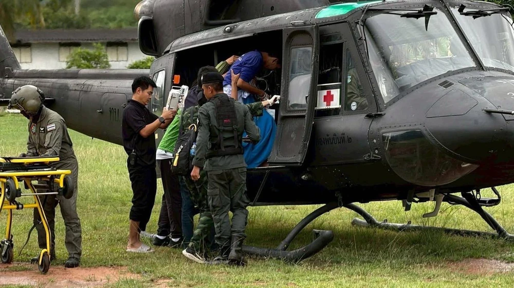 2711 Thái Lan dốc toàn lực, điều cả tàu sân bay hỗ trợ vùng bị lũ lụt ở miền nam_5.jpg