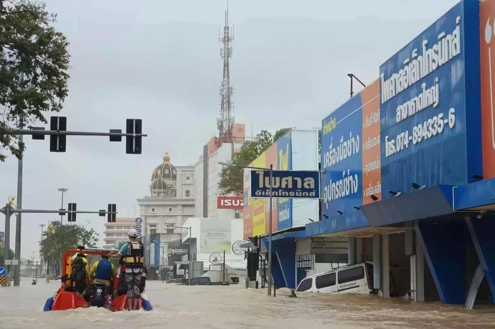 2711 Thái Lan dốc toàn lực, điều cả tàu sân bay hỗ trợ vùng bị lũ lụt ở miền nam_.jpg