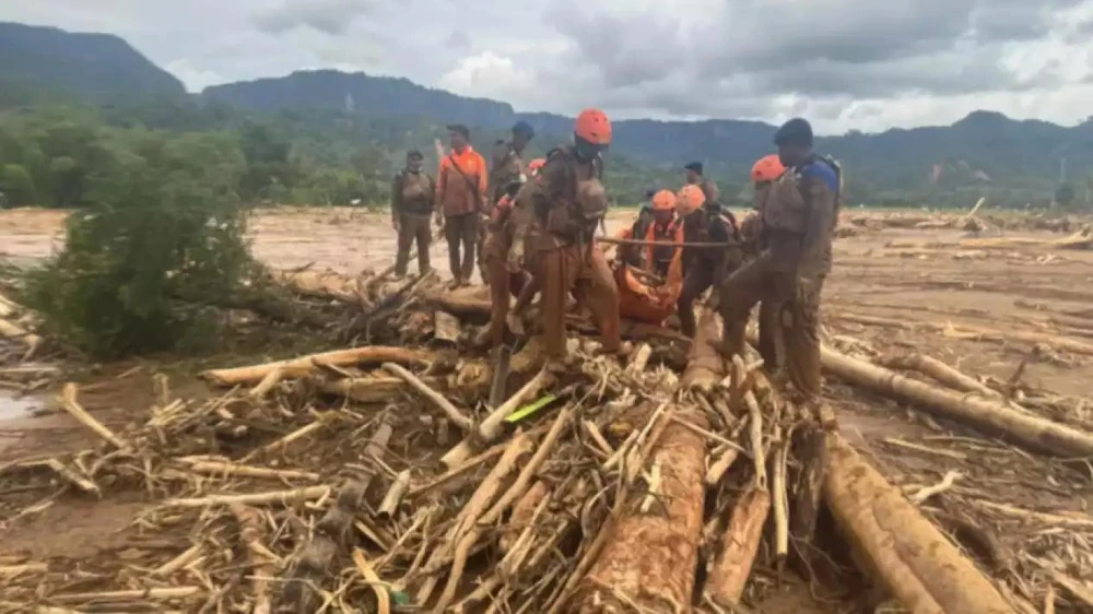 2911 Indonesia chìm trong lũ dữ, gần 180 người chết và 80 mất tích_8.jpg