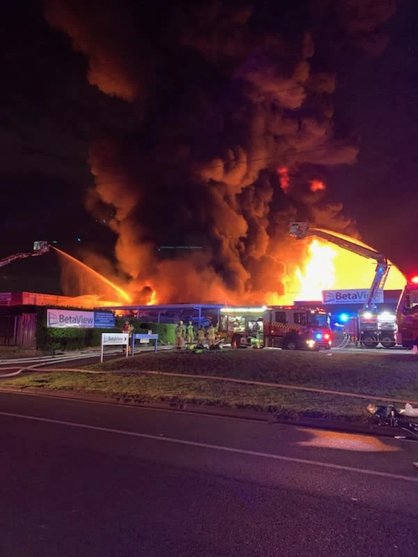 3011 Thùng hoá chất bị hất tung lên không, phát nổ giữa đám cháy ở Tây Sydney_3.jpg