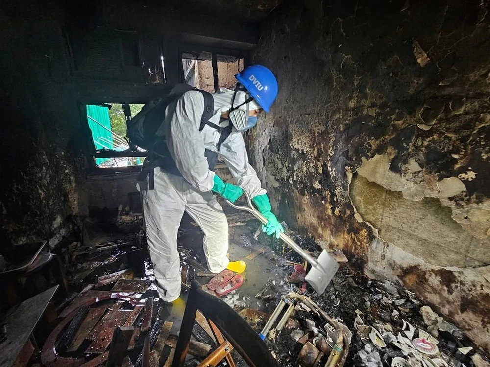 0112 Những hình ảnh đầu tiên trong khu chung cư bị hoả hoạn thiêu trụi ở Hong Kong_11.jpg