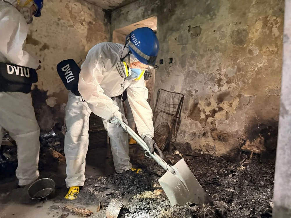 0112 Những hình ảnh đầu tiên trong khu chung cư bị hoả hoạn thiêu trụi ở Hong Kong_12.jpg