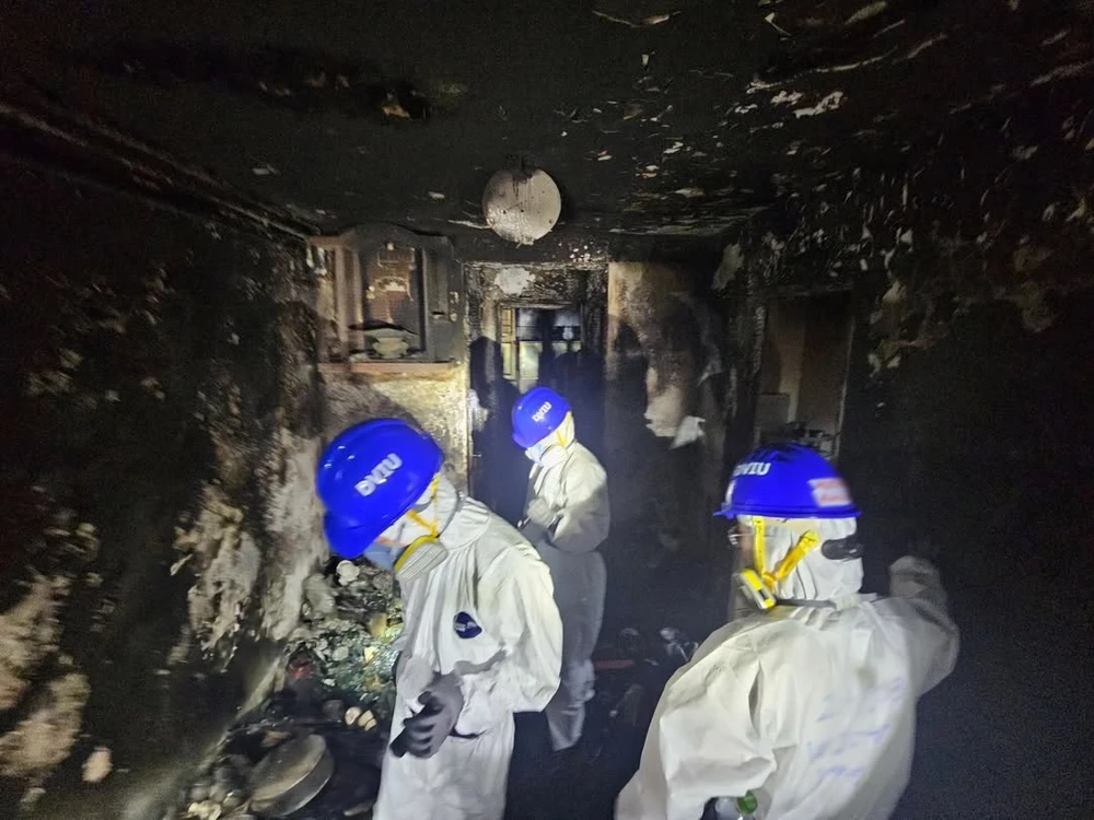 0112 Những hình ảnh đầu tiên trong khu chung cư bị hoả hoạn thiêu trụi ở Hong Kong_13.jpg