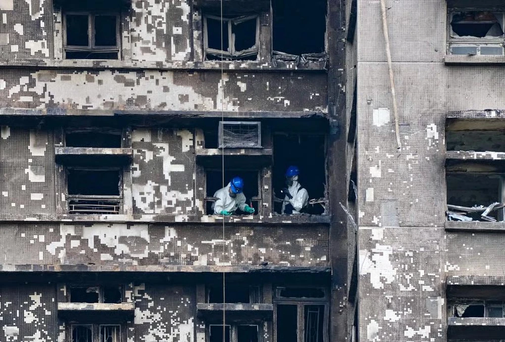 0112 Những hình ảnh đầu tiên trong khu chung cư bị hoả hoạn thiêu trụi ở Hong Kong_6.jpg