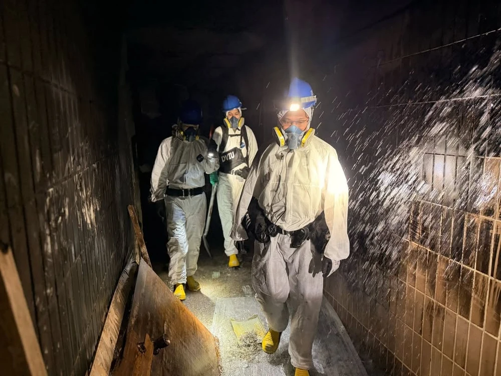 0112 Những hình ảnh đầu tiên trong khu chung cư bị hoả hoạn thiêu trụi ở Hong Kong_9.jpg