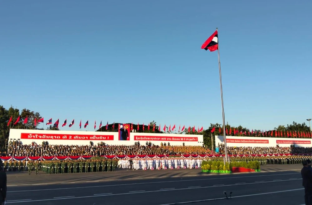 0212 Lễ diễu binh, diễu hành kỷ niệm 50 năm Quốc khánh Lào_4.jpg