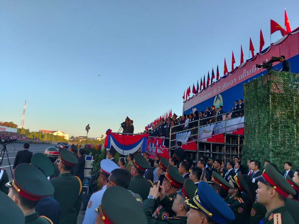 0212 Lễ diễu binh, diễu hành kỷ niệm 50 năm Quốc khánh Lào_5.jpg