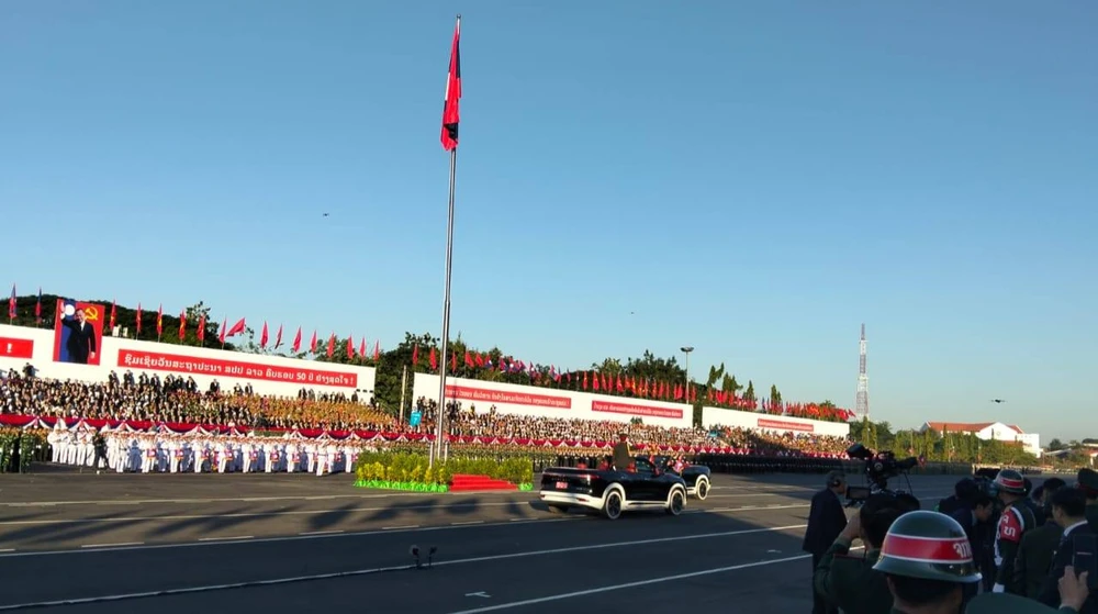 0212 Lễ diễu binh, diễu hành kỷ niệm 50 năm Quốc khánh Lào_8.jpg