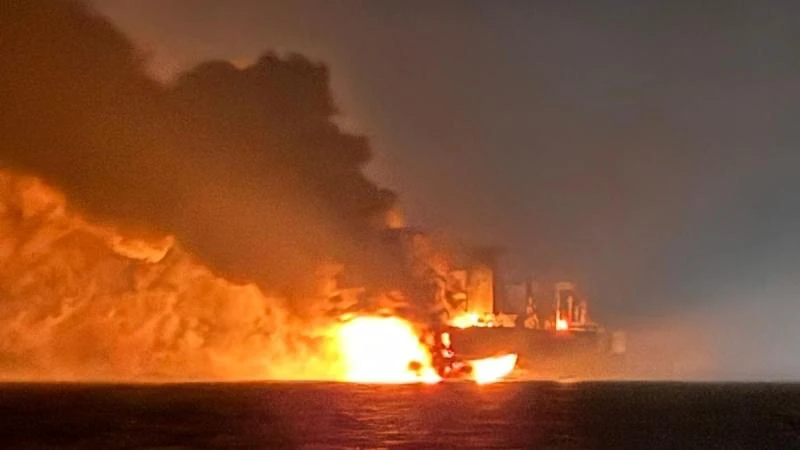 2911 Tàu nghi thuộc hạm đội bóng tối Nga cháy ở Biển Đen ngoài khơi Thổ Nhĩ Kỳ.jpg