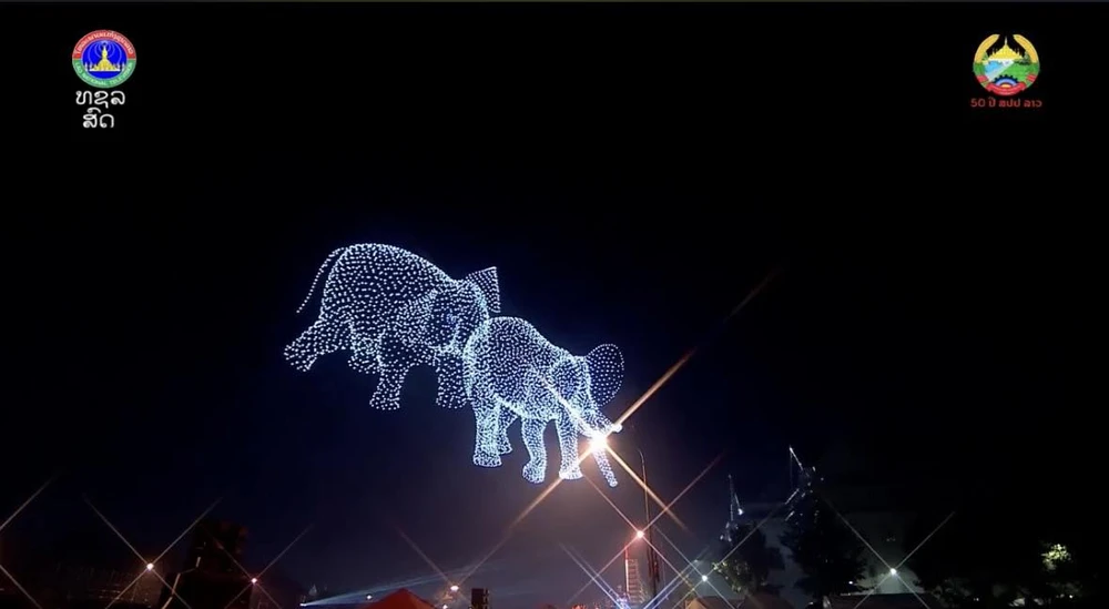 0312 Trình diễn drone kỷ niệm 50 năm Quốc khánh Lào_7.jpg