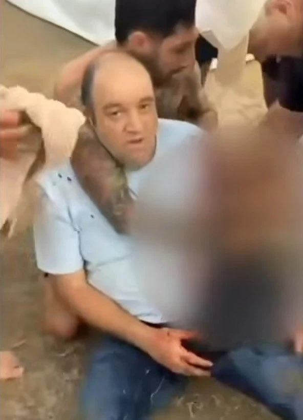 1512 Người hùng nước Úc quật ngã kẻ xả súng ở bãi biển Bondi, Sydney Úc.jpg