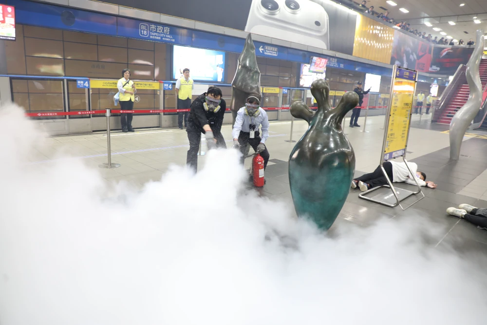 2712 Đài Loan diễn tập ứng phó tấn công bạo lực ở ga tàu điện ngầm_4.jpg