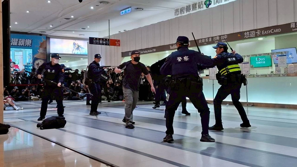 2712 Đài Loan diễn tập ứng phó tấn công bạo lực ở ga tàu điện ngầm_5.jpg