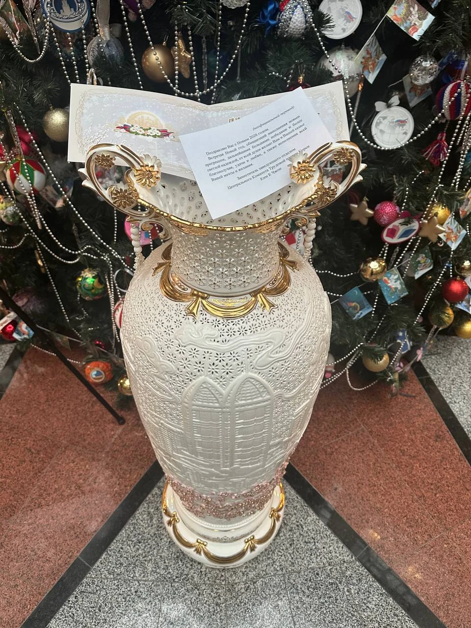 3112 Em gái ông Kim Jong-un và người phát ngôn Bộ Ngoại giao Nga trao đổi quà năm mới 2026_1.jpg