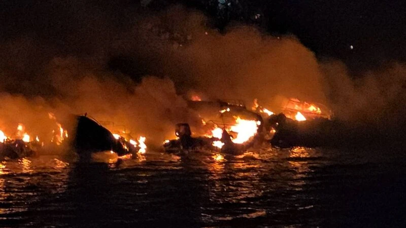 0701 Xuống cao tốc cháy ngùn ngụt tại bến tàu ở Thái Lan_1.jpg