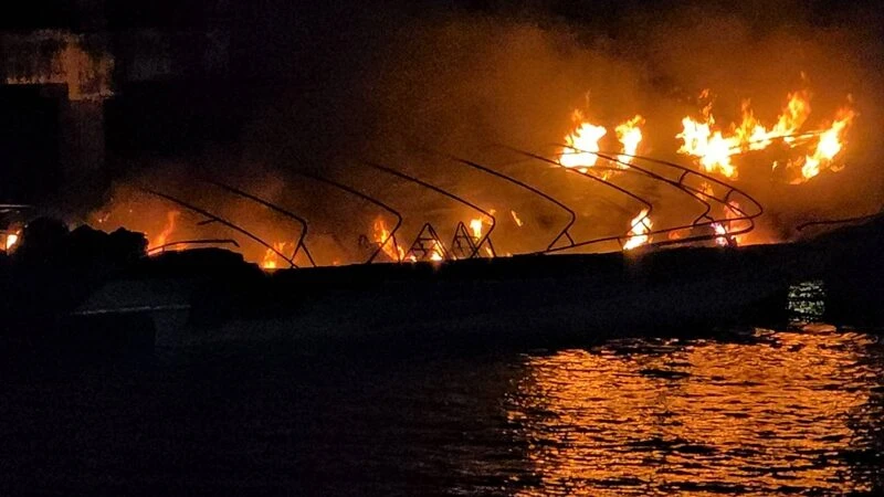 0701 Xuống cao tốc cháy ngùn ngụt tại bến tàu ở Thái Lan.jpg