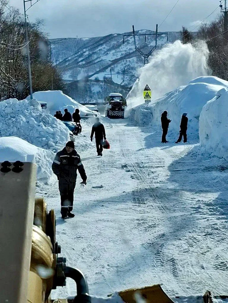 0202 Người dân Kamchatka, Nga vật lộn với lớp tuyết dày 3 m_1.jpg