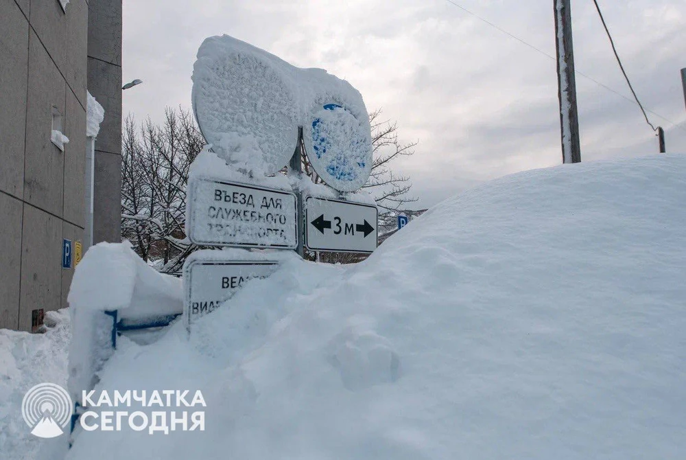 0202 Người dân Kamchatka, Nga vật lộn với lớp tuyết dày 3 m_4.jpg