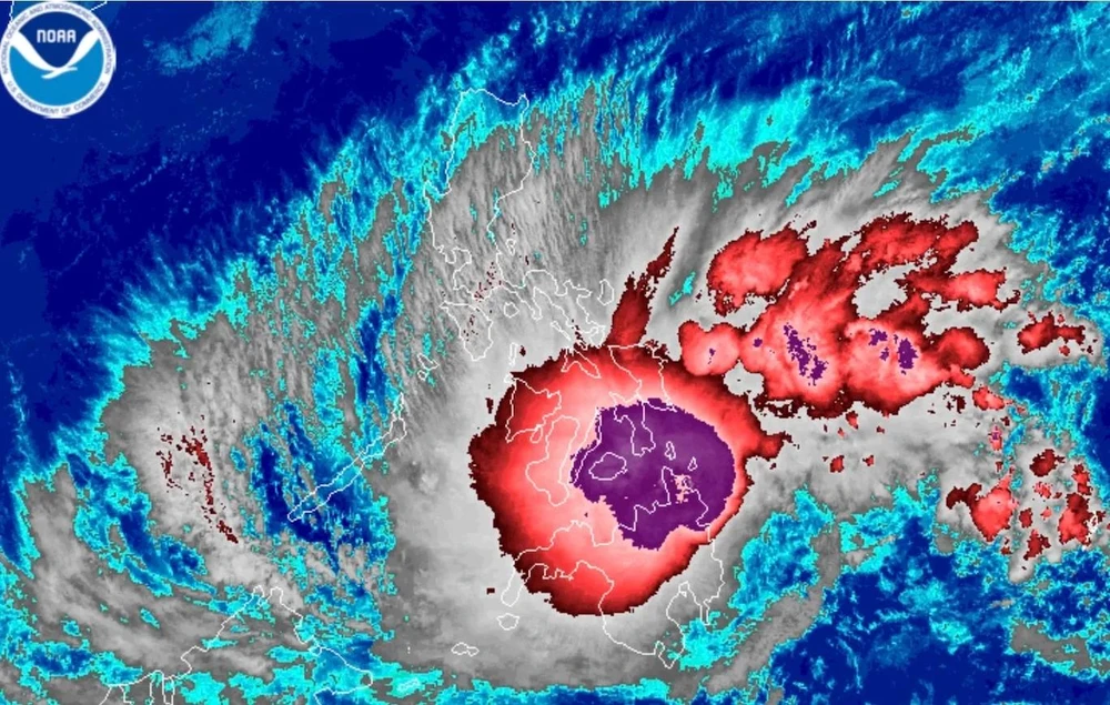 Bão Penha (Basyang) đổ bộ Philippines, tiếp tục di chuyển hướng về Biển Đông.jpg