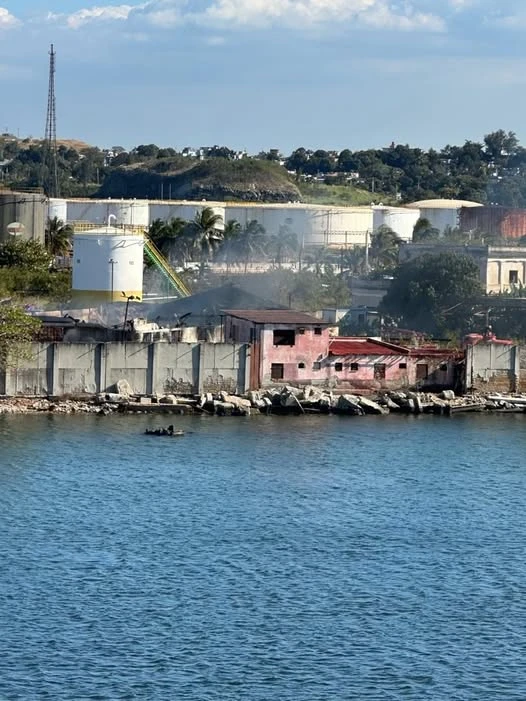 1402 Cháy lớn tại nhà máy lọc dầu ở Cuba.jpg