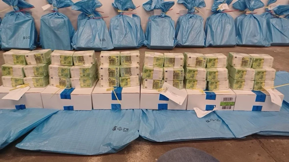 0703 Toàn cảnh vụ Hungary bắt 7 người Ukraine cùng hơn 80 triệu USD tiền mặt, vàng_2.jpg