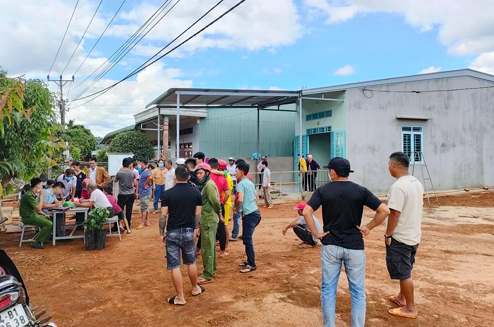 Hàng xóm đến chia buồn cùng gia đình nạn nhân. Ảnh: LK.