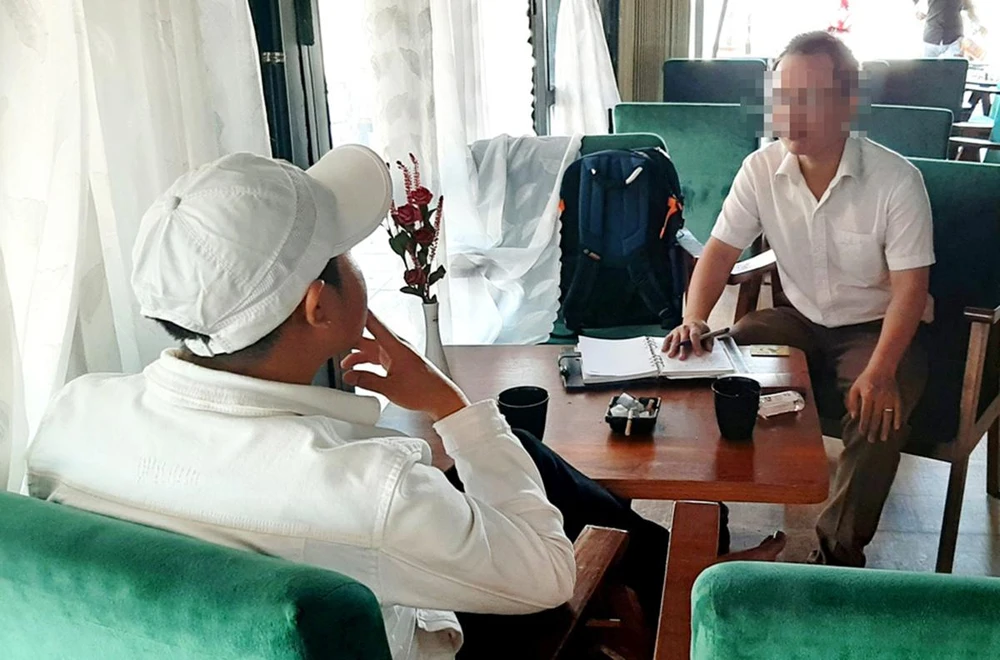 Một bị hại (đội nón) bị lừa đảo và trình báo sự việc với cơ quan chức năng. Ảnh: CD.