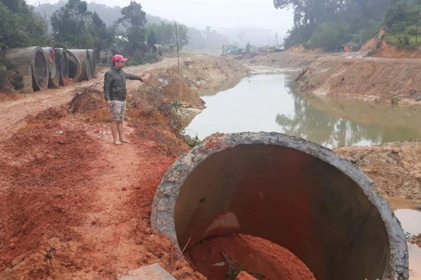 Công ty Thiên Tân làm tuyến kênh thông hồ ảnh hưởng đến sản xuất nhiều hộ dân. Ảnh: LK.