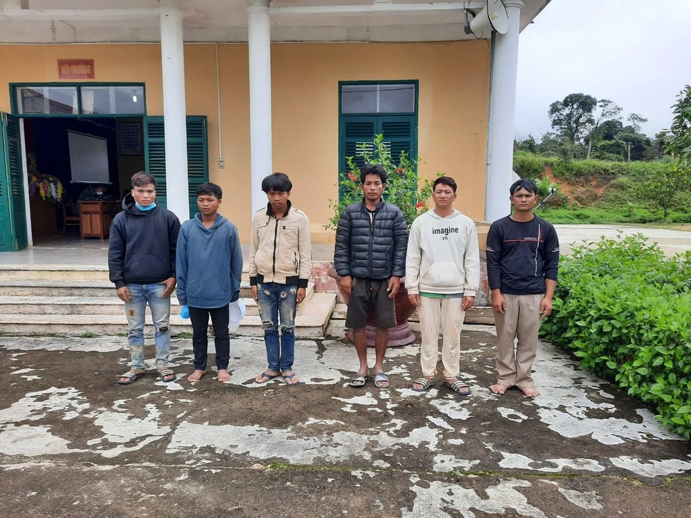 Sáu người vượt biên trái phép bị bắt giữ. Ảnh: HL.