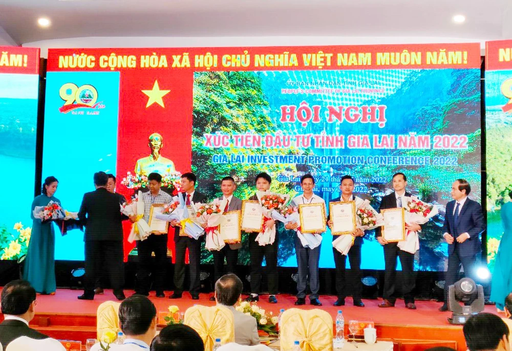 Gia Lai ký biên bản ghi nhớ, trao quyết định đầu tư cho các nhà đầu tư. Ảnh: LK.