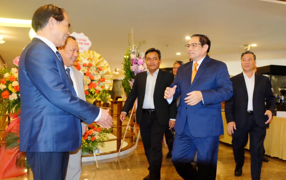 Lãnh đạo tỉnh Gia Lai tiếp đón Thủ tướng cùng đoàn công tác đến hội nghị xúc tiến đầu tư chiều nay tại TP Pleiku. Ảnh: VD.