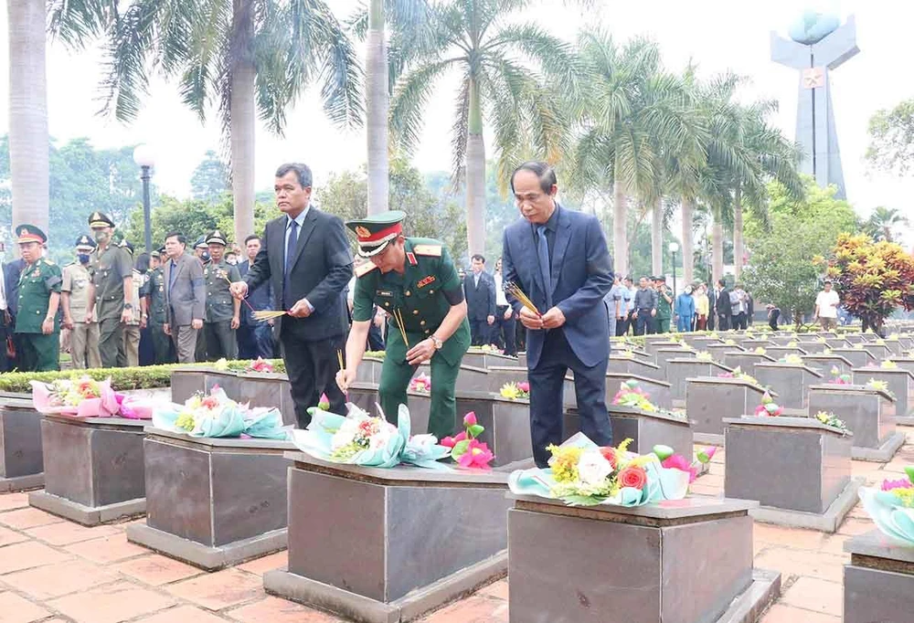 Lãnh đạo tỉnh Gia Lai thắp hương tưởng nhớ liệt sĩ hi sinh tại Nghĩa trang liệt sĩ huyện Đức Cơ.