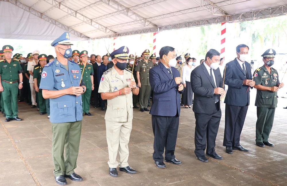 Đại diện hai nước Việt Nam - Campuchia thắp hương tưởng nhớ các liệt sĩ hi sinh tại Nghĩa trang Liệt sĩ huyện Đức Cơ.