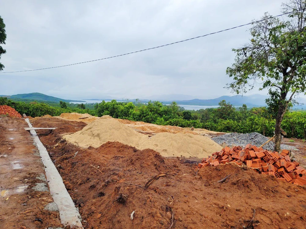 Ông Quyền đã gửi đơn kiện quyết định UBND thị trấn Đắk Hà ra tòa. Ông Quyền đã gửi đơn kiện quyết định UBND thị trấn Đắk Hà ra tòa.