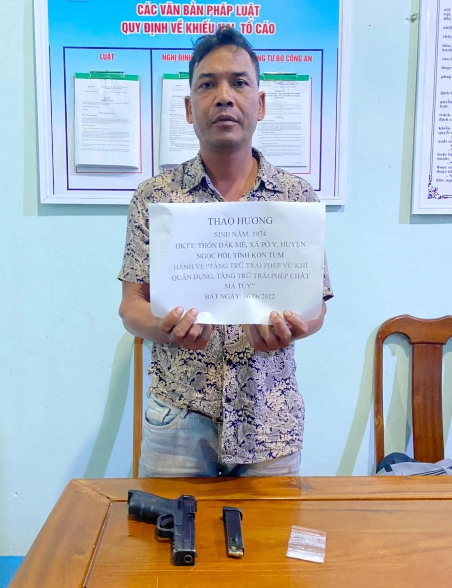 Thao Hương bị bắt giữ cùng tang vật là ma túy và hai khẩu súng. Ảnh: CACC Thao Hương bị bắt giữ cùng tang vật là ma túy và hai khẩu súng. Ảnh: CACC